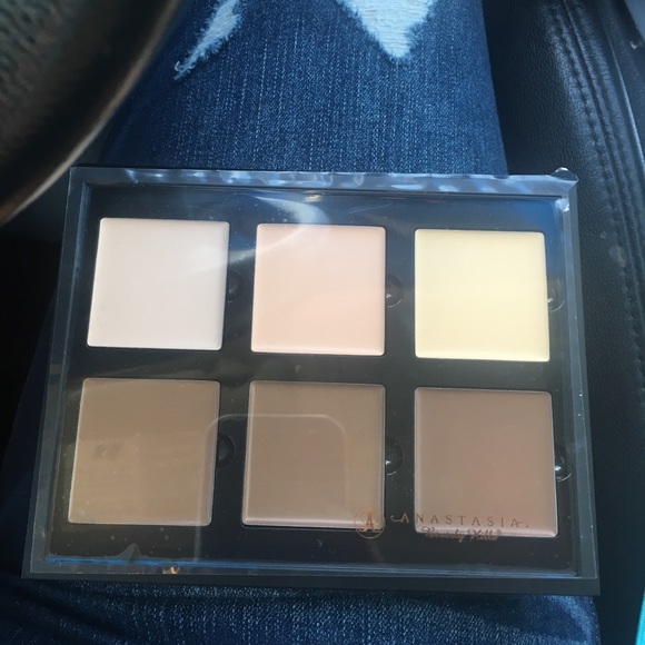 Anastasia Beverly Hills Contour Kit - Picture 2 of 3